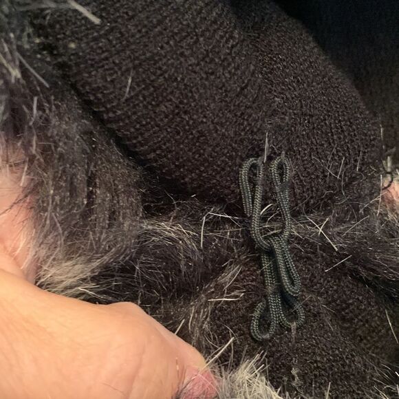 This & That black sweater poncho with two-tone faux fur (no arm holes/OSFM NWT - Picture 7 of 8